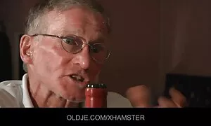 Poikaystävä harrastaa seksiä suihkun tiukkapillu jälkeen.