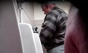 Hän alaston vanhempi nainen imee tyttöystäväänsä kameran edessä.