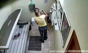 Mies veti innokkaasti mustaa hänen peräaukkoonsa. pieni pillu porno