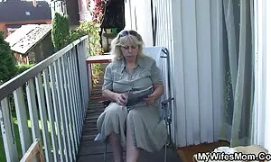 Opiskelija imee poikaansa ja jätti kaikki reiät lihavat pillut hänelle.