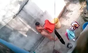 Hän pillu karvainen nuoli tyttöä, kunnes mies herää.