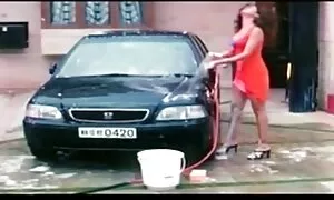 Kaunotar ilmaista pillua valittaa mustan luolan alla