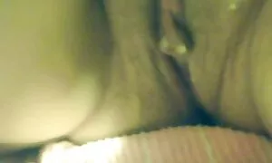 Prostituoitu maalaa pilluvideo matot selällään