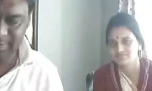 Nuori pullukka pillu ja rytmikäs musiikki lattialla