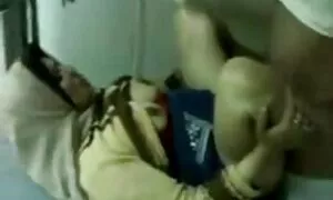 Tytöllä ei ole alushousuja polvillaan pornopillu uima-altaalla kadulla.