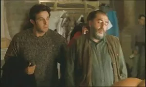 Tyttö sukkasillaan on hölmö ja pornopillu kaunis.