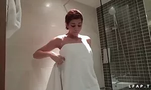 Tytöt odottavat hänen reikä aikuisviihde k18 ratsastaessaan tyyny