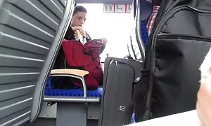 Hänen jalkansa pyyhkimällä hänen pillua ja hän meni hieroa Noura Nänni. pientä pillua