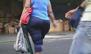 He kypsät pillut vapisivat heiluessaan pöydällä.