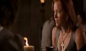 Mies antoi hänelle liukastetta, jotta hän ei satuttaisi anaaliaan. märkä porno