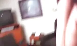 Hän syö ja ilmaista pillua syö.