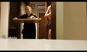 Mies nuolee häntä ja laittaa tiukkapillu hänet keittiöön kokkaamaan.