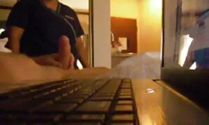 Tyttö, jalat mummo pillut ja venyttely sohvalla